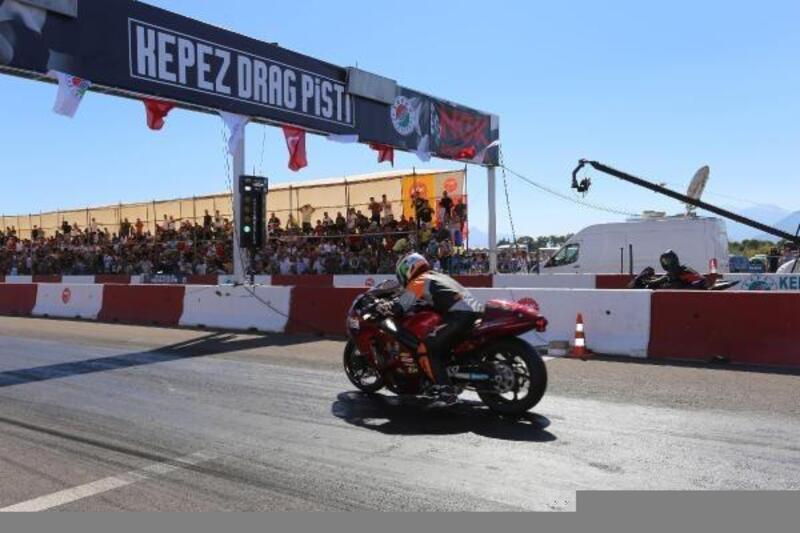 Kepez'de motodrag yarışları nefesleri kesti