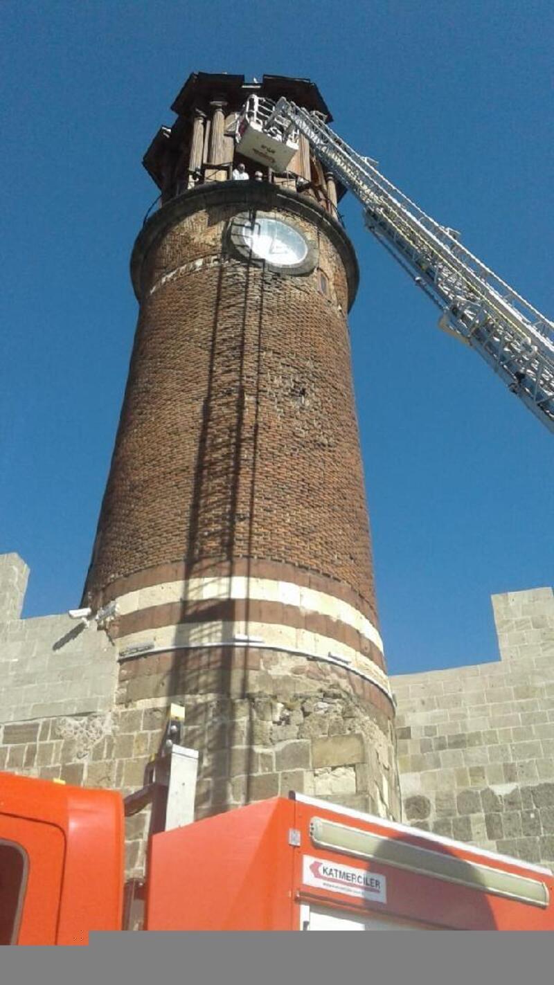 Erzurum Kalesi'nin saat kulesinde rahatsızlanan kadını itfaiye ekipleri indirdi