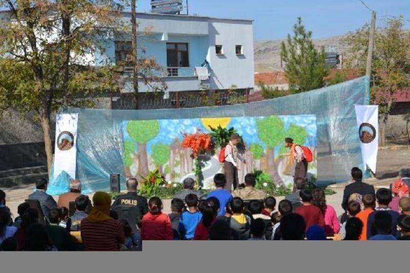 Ergani'de 'Her köy bir sahne' projesiyle çocuklar tiyatroyla buluştu