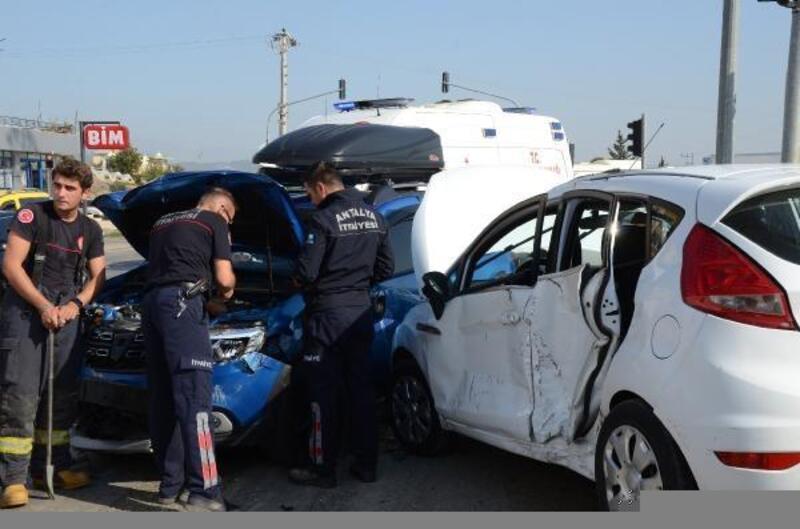 Serik'te trafik kazası : 3 yaralı
