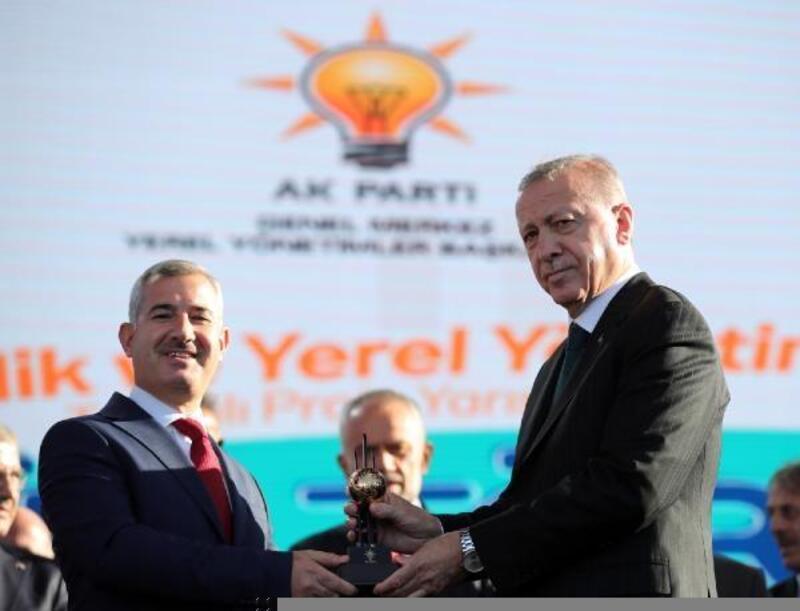 Cumhurbaşkanı Erdoğan'dan, Başkan Çınar'a ödül