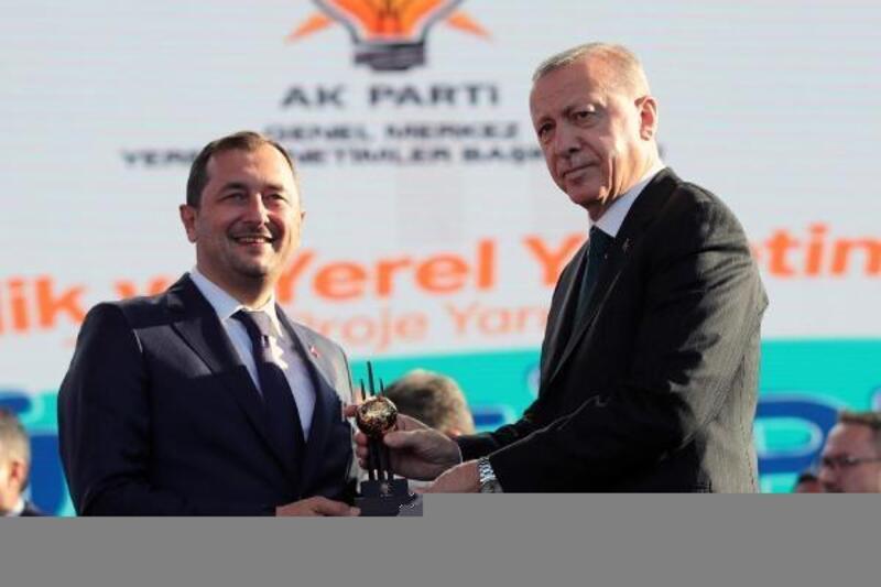 Süleymanpaşa Belediyesi, gençlere yatırımın ödülünü Cumhurbaşkanı Erdoğan'dan aldı