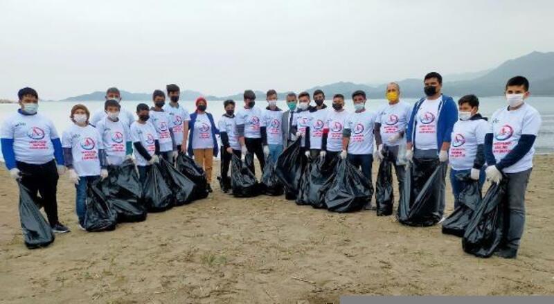 Öğrenciler Çayağzı Plajı'nda çöp topladı