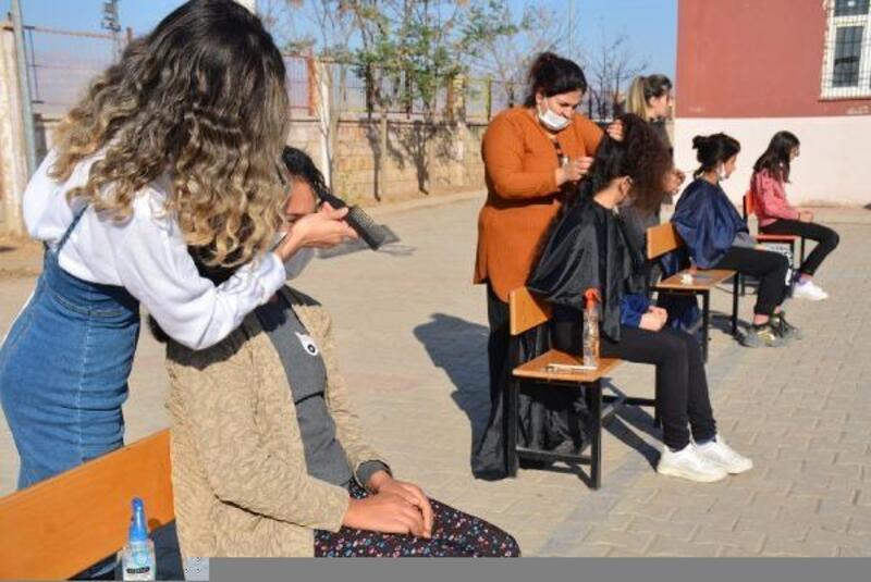 Silopi’de kız öğrencilerin saç bakımlarını gönüllü kuaförler yaptı