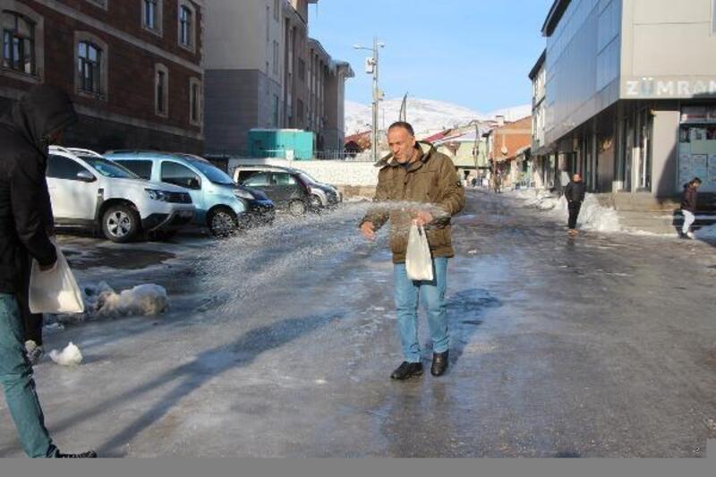 Karlıova'da buz tutan caddelerde esnaflar tuzlama çalışması yaptı