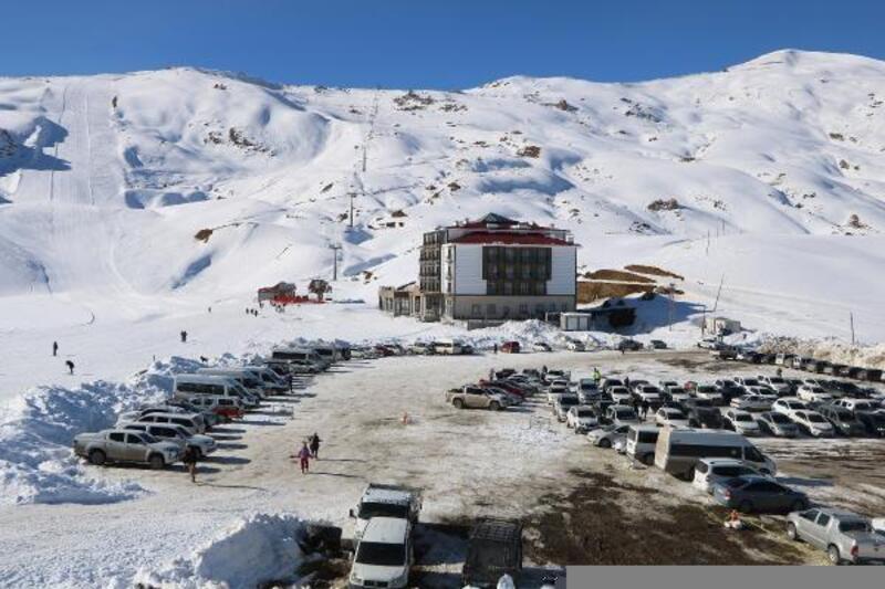 Vatandaşlar, Hakkari'deki kayak merkezine akın etti