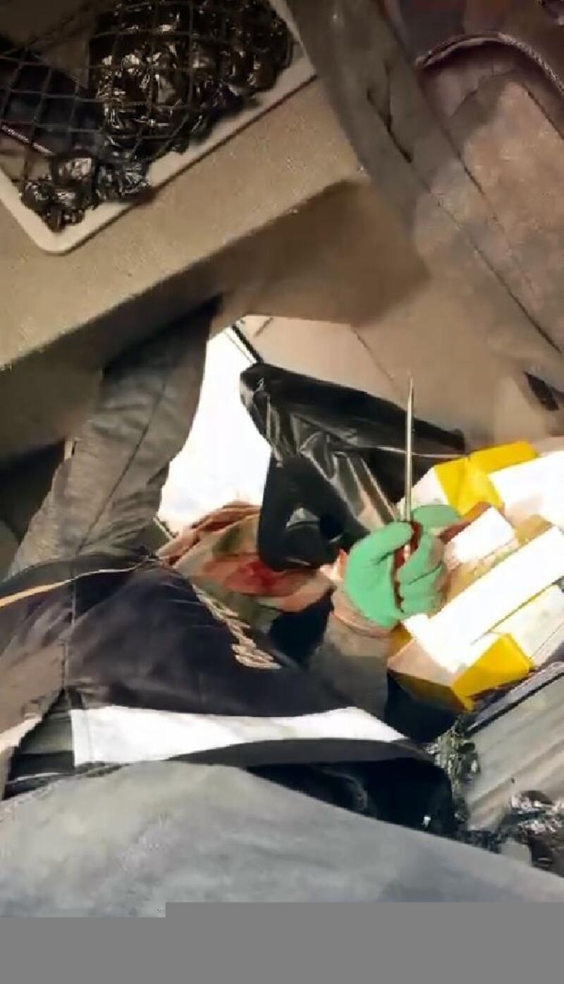 Yolcu otobüsünün bagajındaki özel bölmeden 66 gümrük kaçağı cep telefonu çıktı