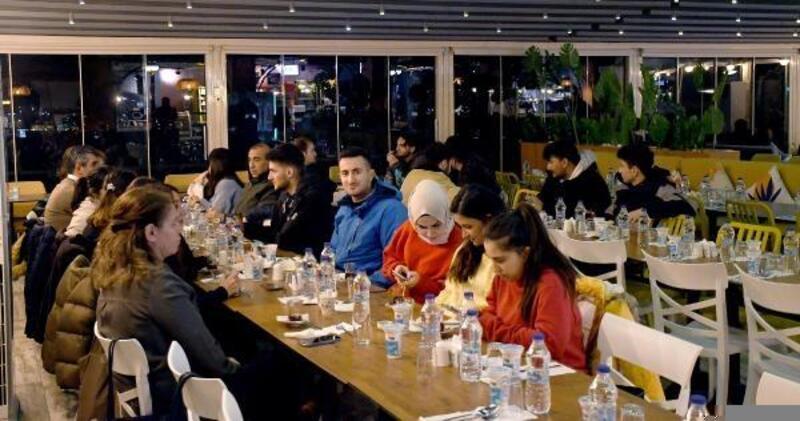 Kuşadası Belediyesi'nden üniversite öğrencilerine ücretsiz akşam yemeği