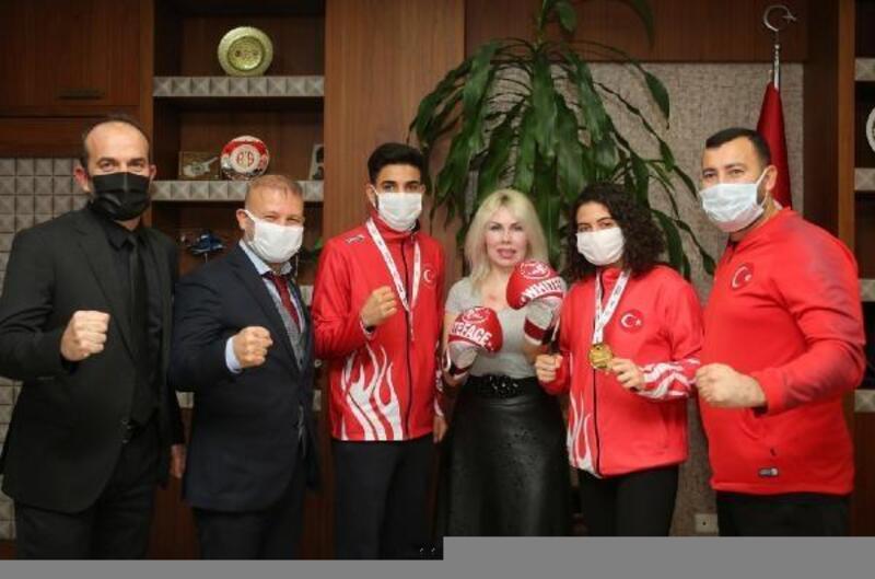 Rektör Özkan dünya şampiyonlarını ağırladı - Yeniden