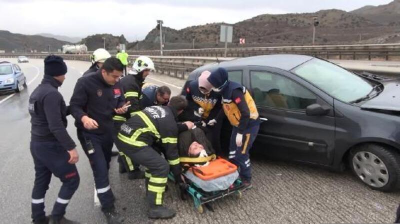 Kırıkkale'de otomobil bariyerlere çarptı; sürücü ve eşi yaralandı