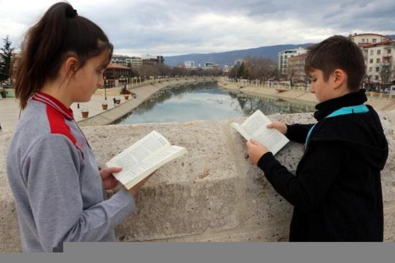 Öğrenciler, tarihi mekanlarda kitapla buluşuyor