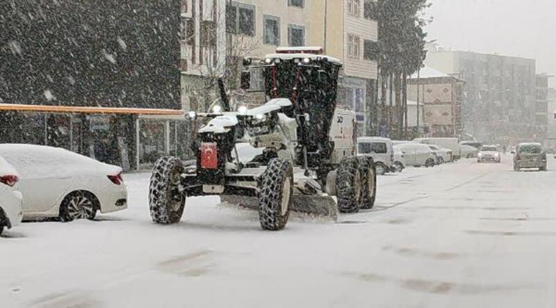 Bucak'ta 12 köyün yolu kardan kapandı