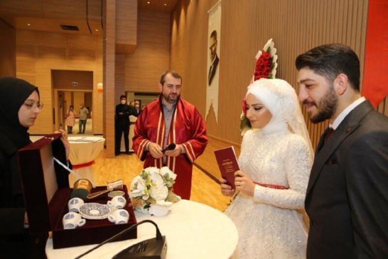 Başkan Demir’den Güngören’de evlenen çiftlere hediye