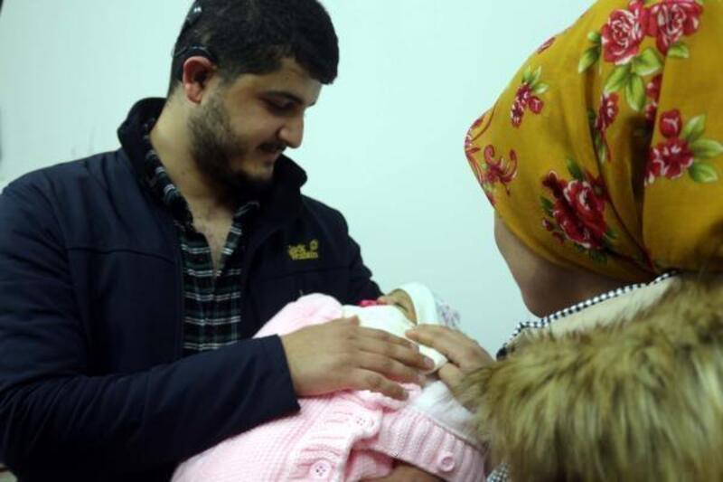 Gaziantep'te 350 işitme engelli çifte ağlayan bebeklerinden haberdar olması için cihaz verildi