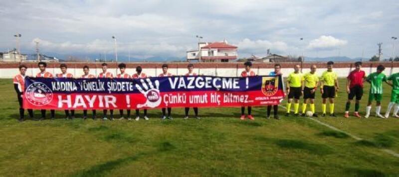 Futbolcular 'Kadına Yönelik Şiddete Hayır' pankartı açtı