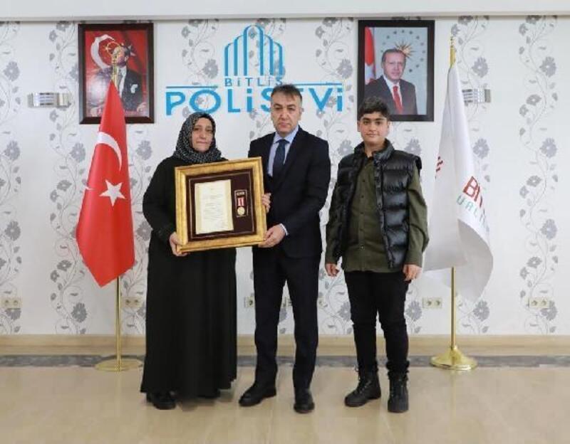 Bitlis'te, şehit yakınlarına 'Devlet Övünç Madalyası ve Beratları' verildi