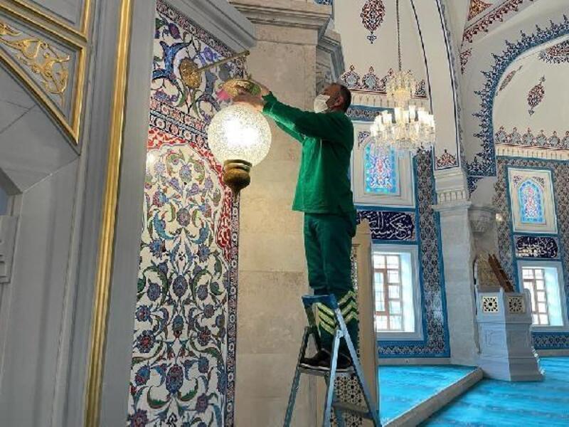 Zeytinburnu’ndaki tüm camiler gül suyu ile yıkandı