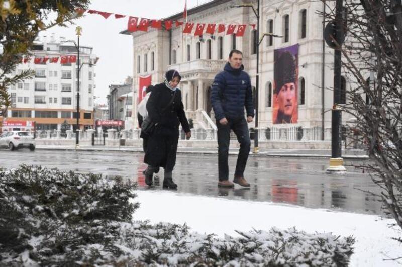 Sivas'ta kar yağışı; tarih yapılar beyaza büründü