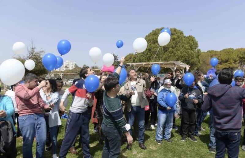 Balonlar otizmde farkındalık için havalandı