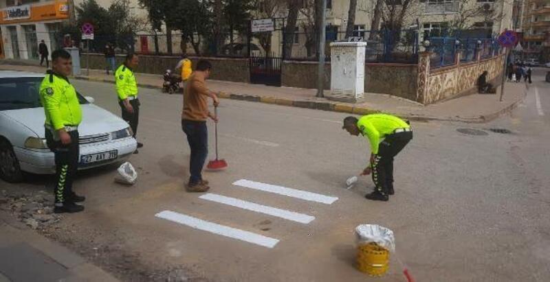 Gaziantep'te, polisler yaya geçidi çizgilerini yeniledi