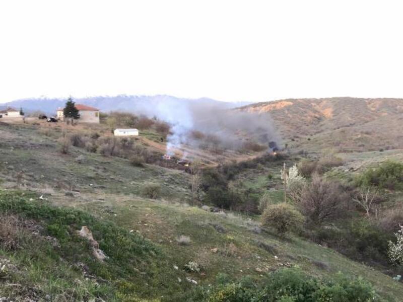 Çiftçiler, olası dona karşı kayısı bahçelerinde ateş yaktı