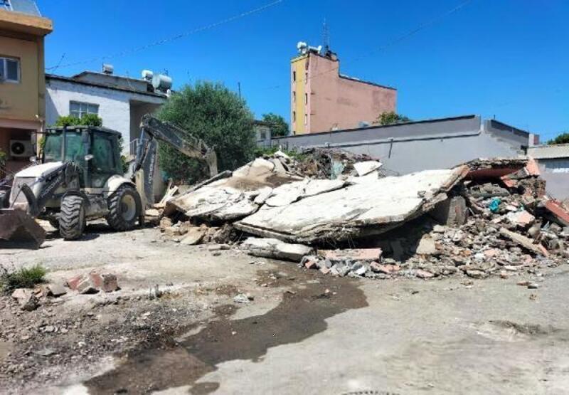 Akdeniz'de metruk binaların yıkımı sürüyor