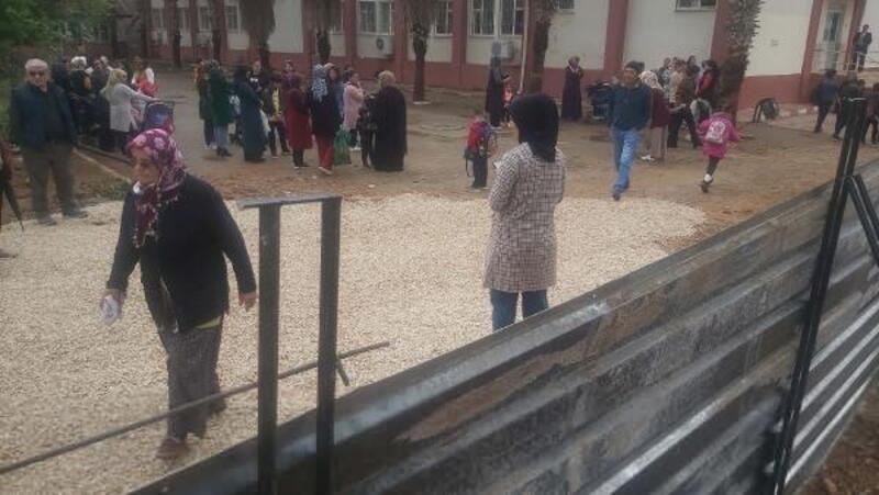 Döşemealtı'nda okul inşaatı çevresine 'güvenlik' barikatı