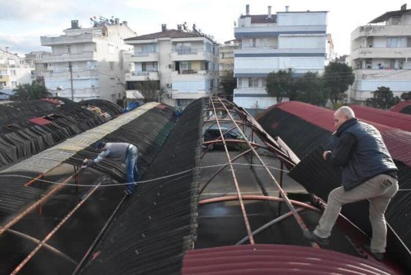 Akçay Pazar Yeri'nin çatısı yenileniyor