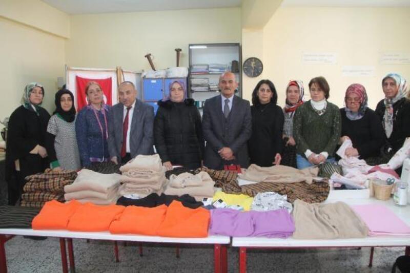 Amasya'da usta öğreticiler deprem bölgesine gönderilmek üzere kıyafet dikiyor