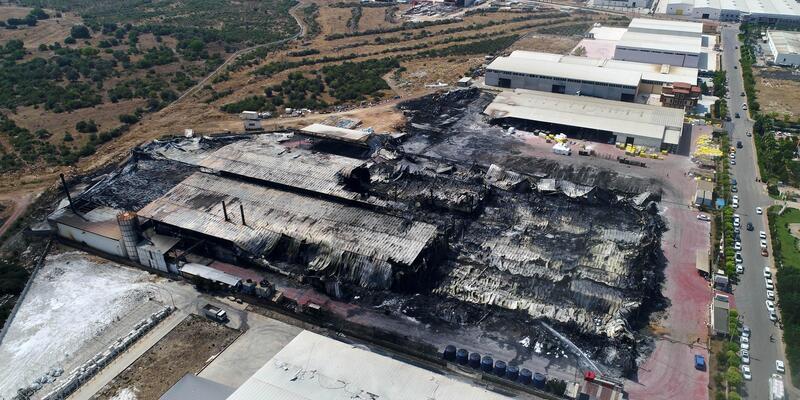 Antalya OSB'de 19 bin metrekarelik fabrika küle döndü