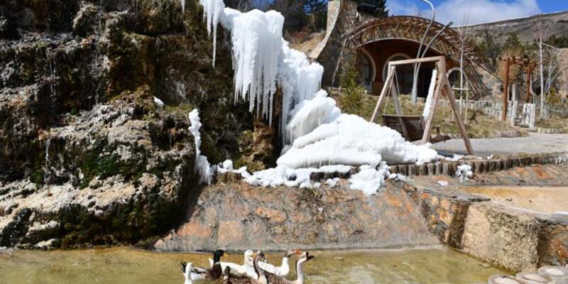 Sivas'taki "Hobbit Evleri"nde kış ve baharın güzellikleri bir arada