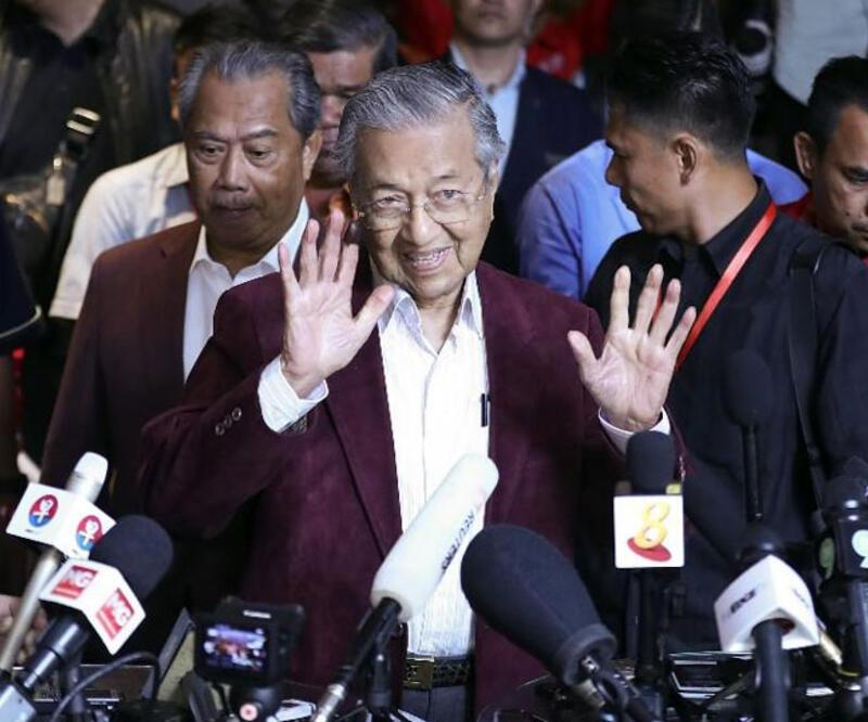 Malezya'da 60 yıllık iktidar sona erdi: Mahatır Muhammed 92 yaşında başbakan oldu