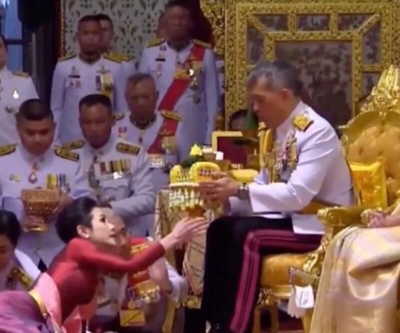 Generali ile evlenen Tayland Kralı şimdi de 'resmi metresini' duyurdu