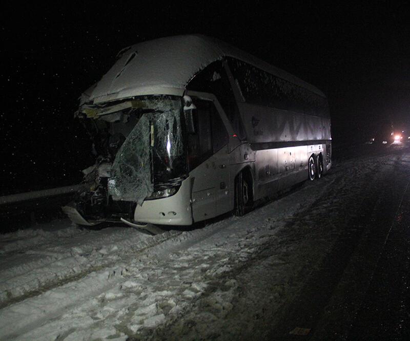 Yolcu otobüsü TIR'a çarptı: 1 ölü, 1 yaralı