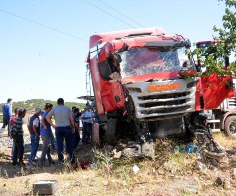 Trenin çarptığı TIR'ın şoförü öldü