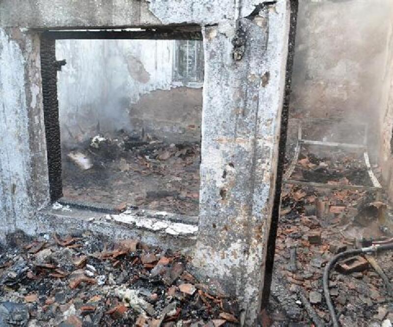 Manisa'da ev yangını: Bayram amca hayat arkadaşını kaybetti