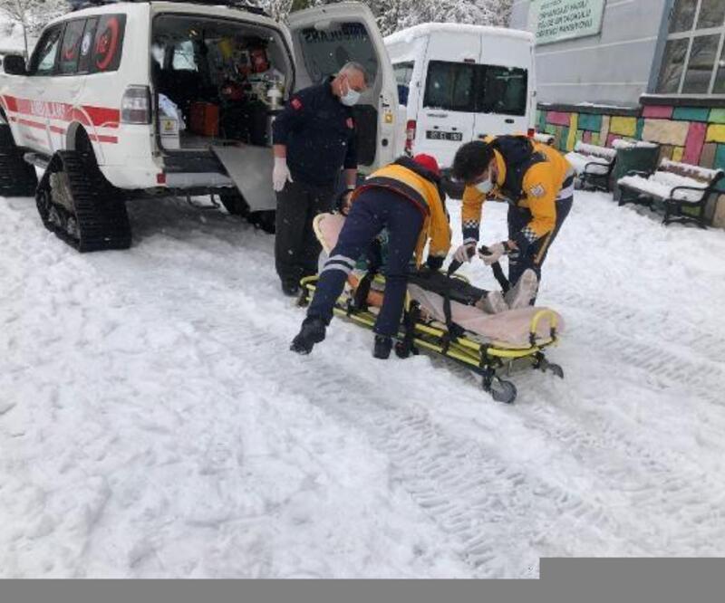 Rahatsızlanan öğrenci paletli ambulansla hastaneye kaldırıldı