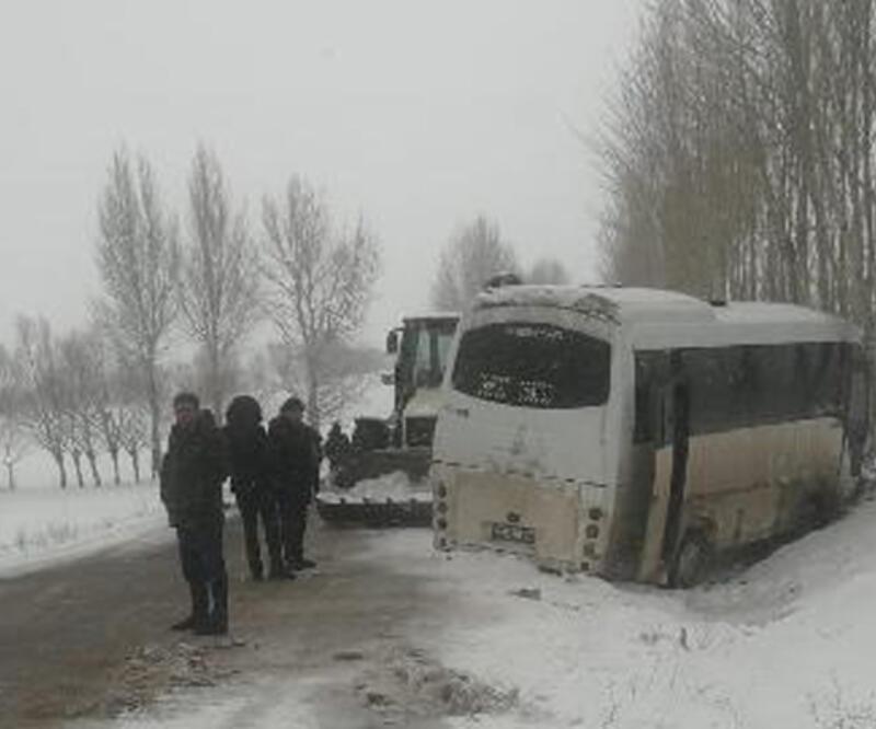 Okul servisi kar nedeniyle yoldan çıktı: 1 yaralı