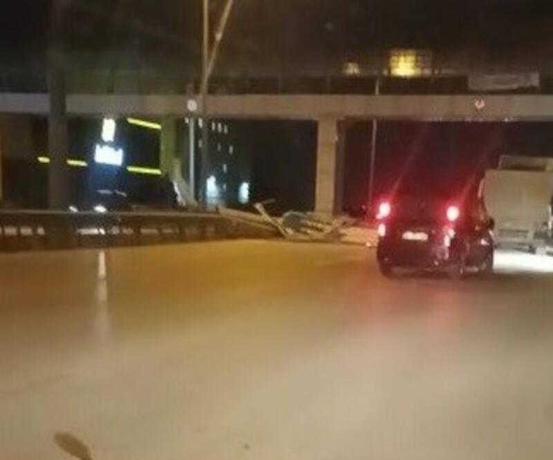Bursa'da şiddetli lodos trafik levhalarını devirdi