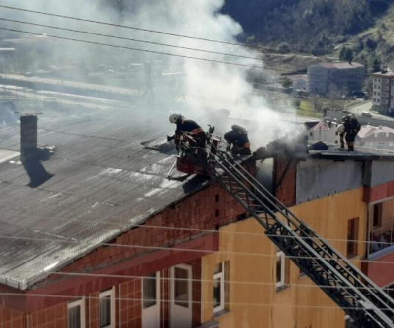 Trabzon'da 6 katlı apartmanın çatısında yangın