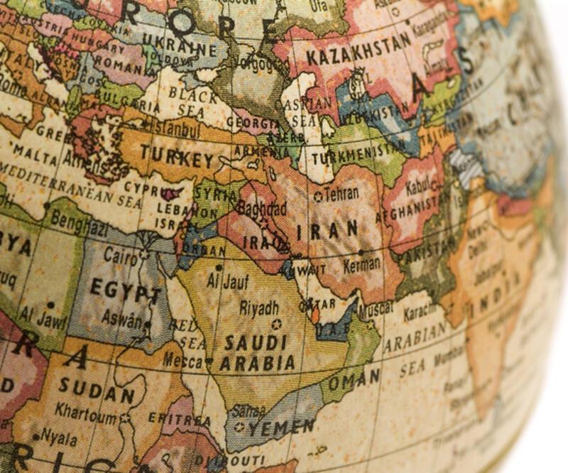 Dünya Siyasi Haritası: Renklendirilmiş yüksek çözünürlüklü dünya haritasında ülkeler ve bayrakları!