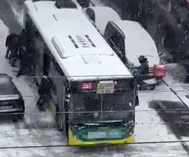 Yolda kalan İETT otobüsünü vatandaşlar itti