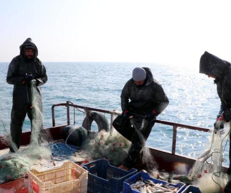 Balıkçılar son ağlarını çekti, tekneler kıyıya yanaştırıldı  