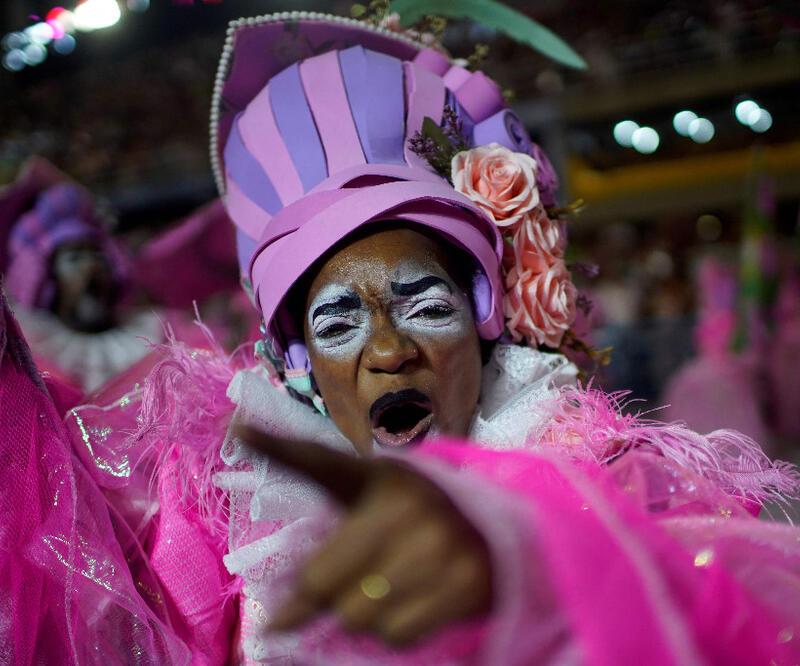 Pandemi arası sona erdi… Brezilya’da Rio Karnavalı'ndan renkli görüntüler!