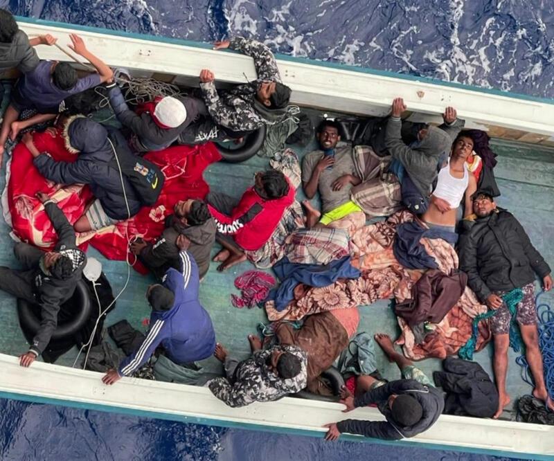 Libya açıklarındaki 17 göçmeni Türk askeri kurtardı
