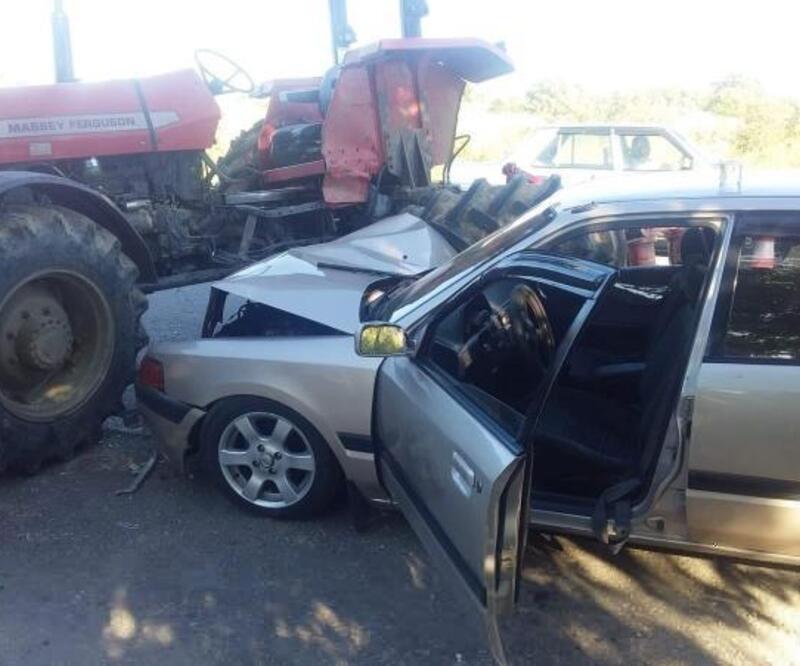 Pehlivanköy’de otomobil traktöre çarptı: 5 yaralı