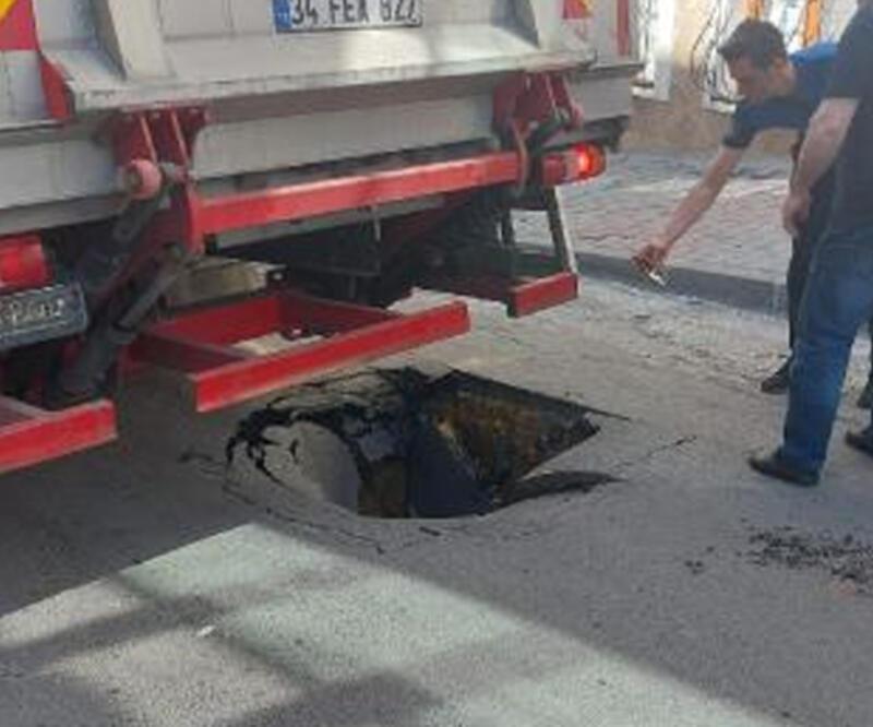 Gaziosmanpaşa'da yol çöktü kamyon tekerleği çukura düştü