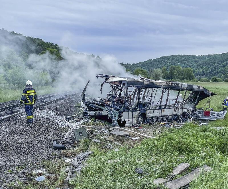 Almanya'da feci kaza: Tren ile otobüs çarpıştı! 