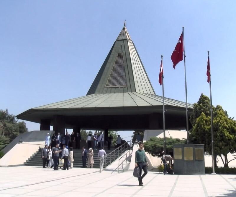 27 Mayıs'ın yıldönümünde Adnan Menderes mezarı başında anıldı