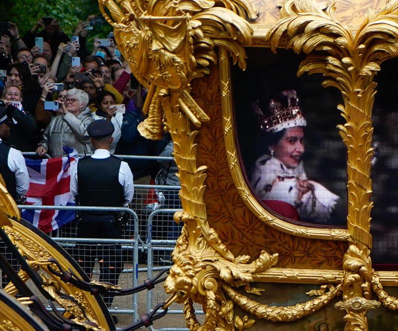 70. yıl kutlamalarına Kraliçe Elizabeth'in hologramı damga vurdu